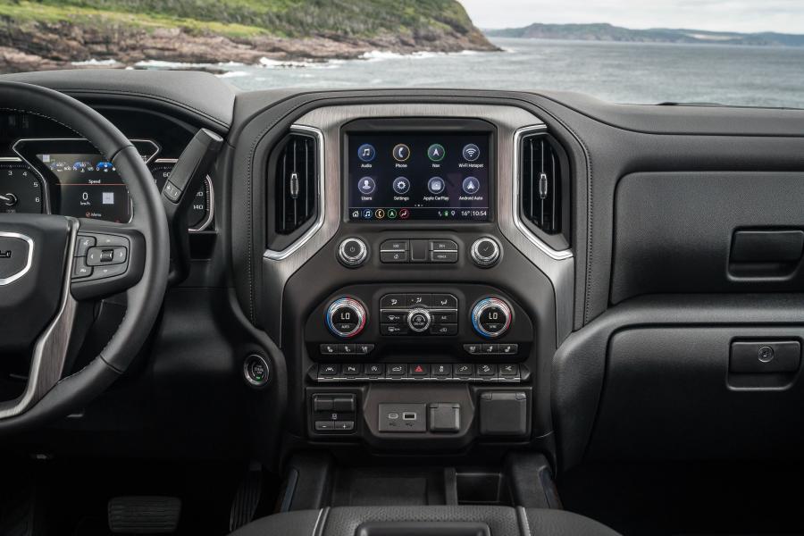 Детали интерьера GMC Sierra Denali Crew Cab 2018 года  (фото 31 из 45)